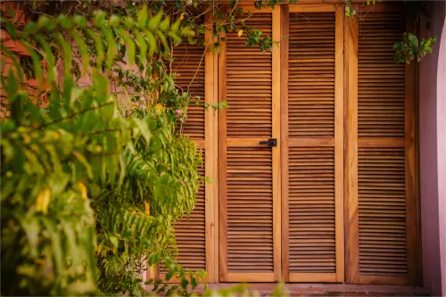 Primera vista del patio de la Villa Santa María, con pasillos exteriores.