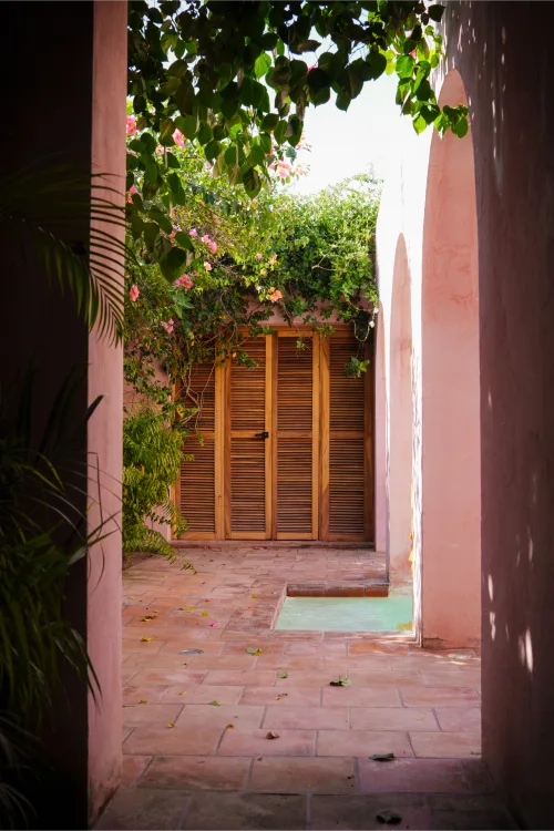 Vista del patio de la Villa Santa María, con mobiliario exterior y áreas de descanso.