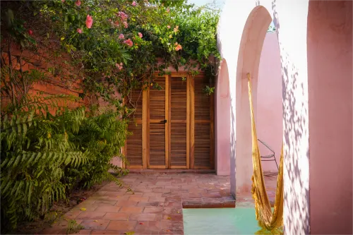Cuarta vista del patio de la Villa Santa María, con perspectiva del área de estar al aire libre.