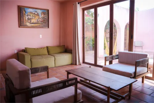 Segunda vista de la sala de estar de la Villa Santa María.