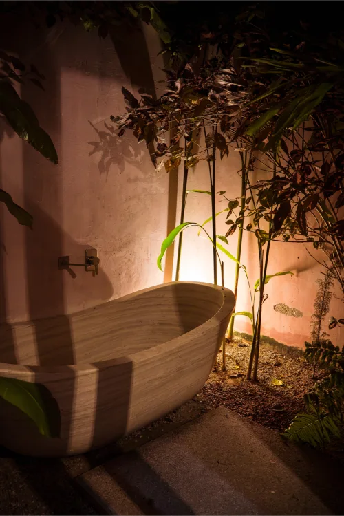 Vista principal de la tina de baño de la Villa Santa María, destacando su tamaño y estilo.