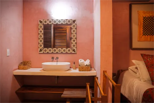 Tocador del baño de la Villa Santa María, con espejo.