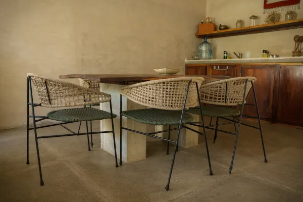 Vista principal del comedor de la Villa Noyollo, con su mesa de madera.