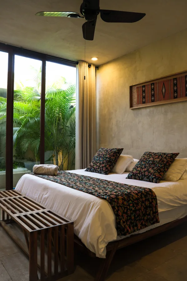 Vista principal de la habitación de la Villa Noyollo, con la cama y decoración.