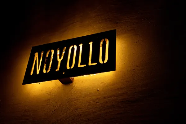 Vista nocturna de la Villa Noyollo, primera foto.