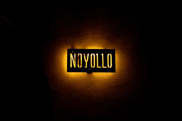Vista nocturna de la Villa Noyollo, destacando la iluminación.