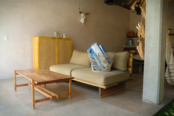 Sala de estar de la Villa Noyollo, con mobiliario cómodo y vista al exterior.