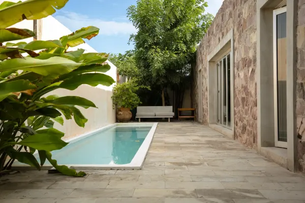 Segunda vista de la alberca de la Villa Quetzalpapalotl.