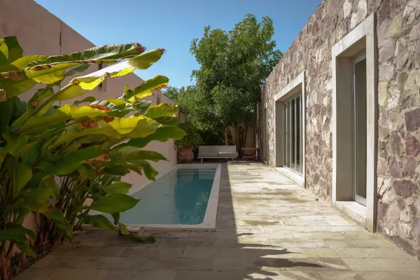 Quinta vista de la alberca de la Villa Quetzalpapalotl.