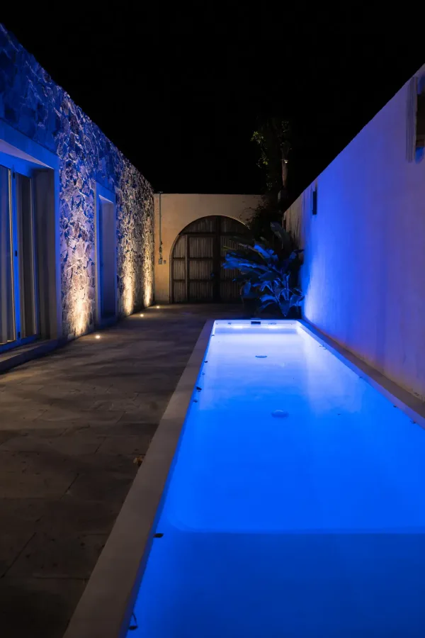 Vista nocturna de la alberca de la Villa Quetzalpapalotl, primera foto.