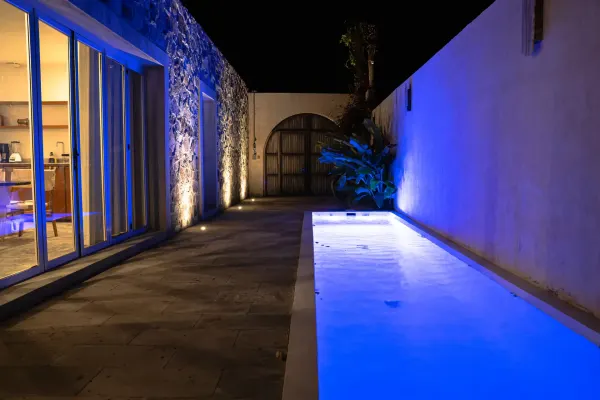 Segunda vista nocturna de la alberca de la Villa Quetzalpapalotl.
