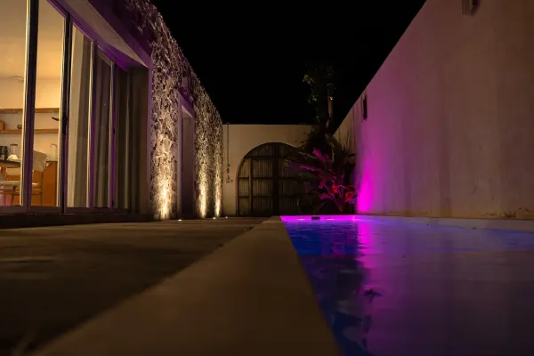 Tercera vista nocturna de la alberca de la Villa Quetzalpapalotl.