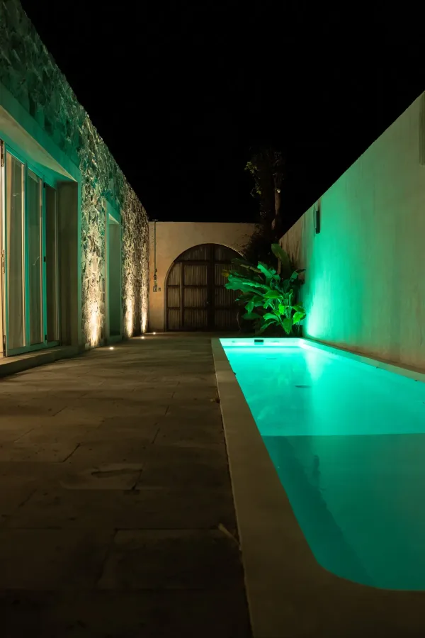 Cuarta vista nocturna de la alberca de la Villa Quetzalpapalotl.