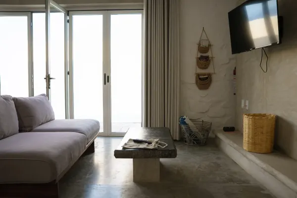 Vista principal del comedor de la Villa Quetzalpapalotl, con una mesa de madera.