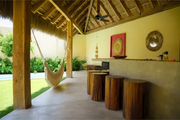 Vista principal del comedor de la Villa Tanatli, con diseño moderno.