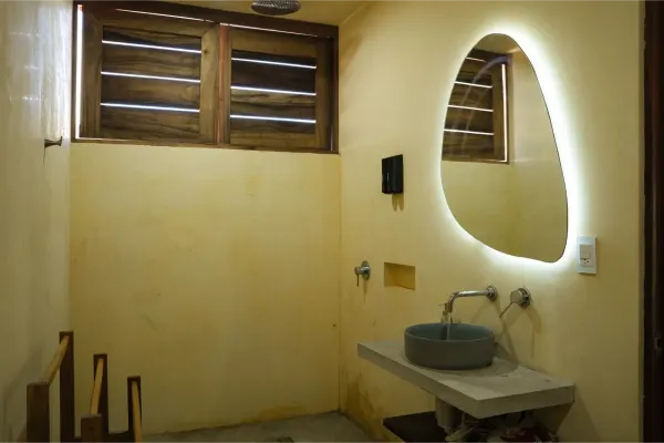 Ducha del baño de la Villa Tanatli, primera vista.