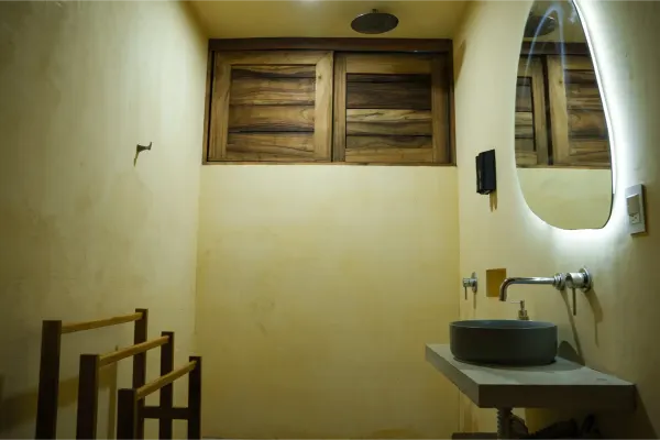 Cuarta vista de la ducha del baño de la Villa Tanatli.