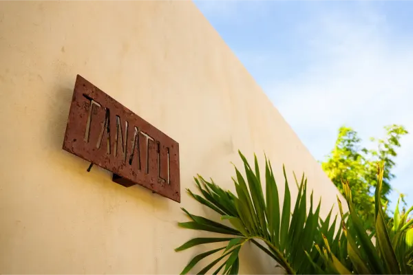 Segunda vista frontal de la Villa Tanatli, destacando el diseño de la entrada.