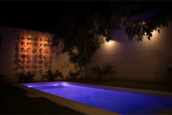 Alberca de la Villa Yahualli iluminada de noche, primera vista.