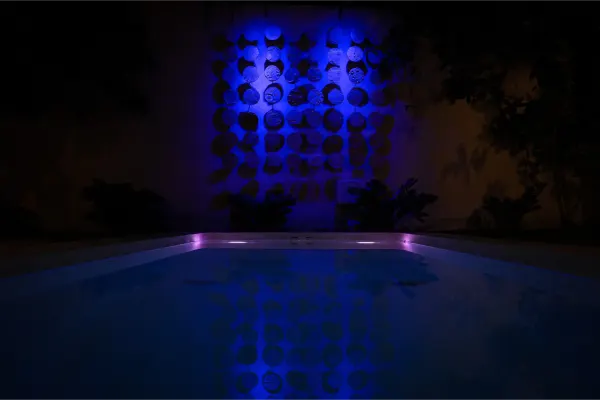 Alberca de la Villa Yahualli iluminada de noche, tercera vista.