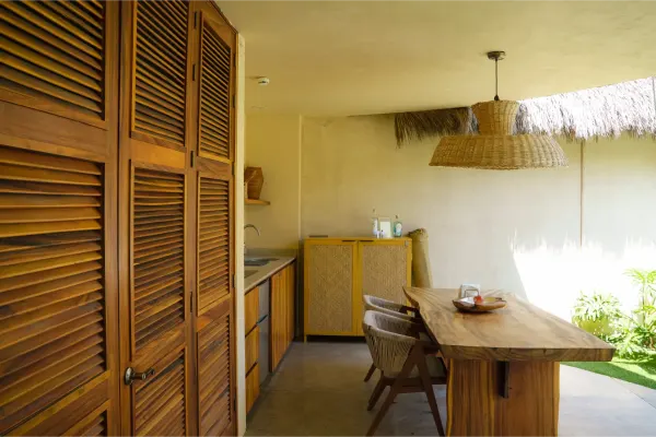 Tercera vista de la cocina de la Villa Yahualli, con la barra.