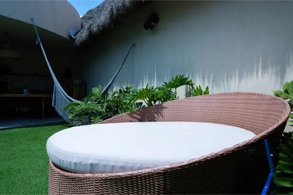 Primera vista del exterior de la Villa Yahualli, con el jardín.