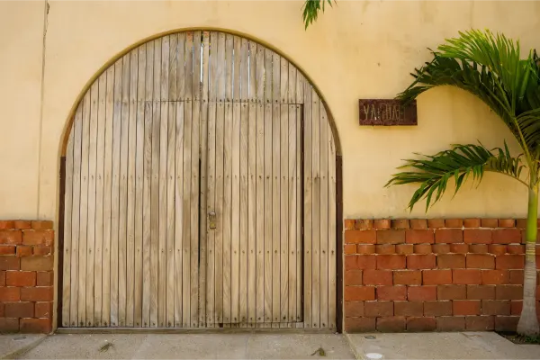 Vista frontal de la Villa Yahualli, con su diseño arquitectónico y entrada principal.