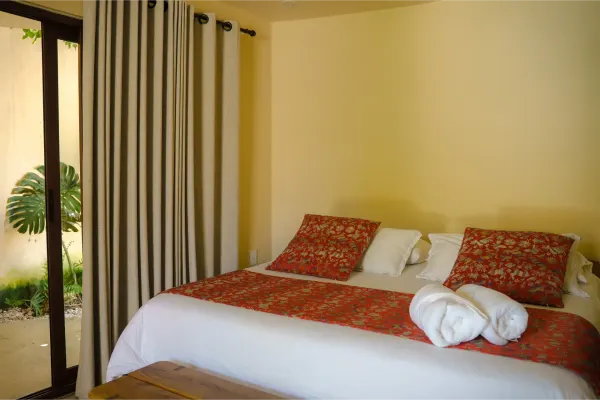Habitación principal de la Villa Yahualli, con cama grande y decoración minimalista.