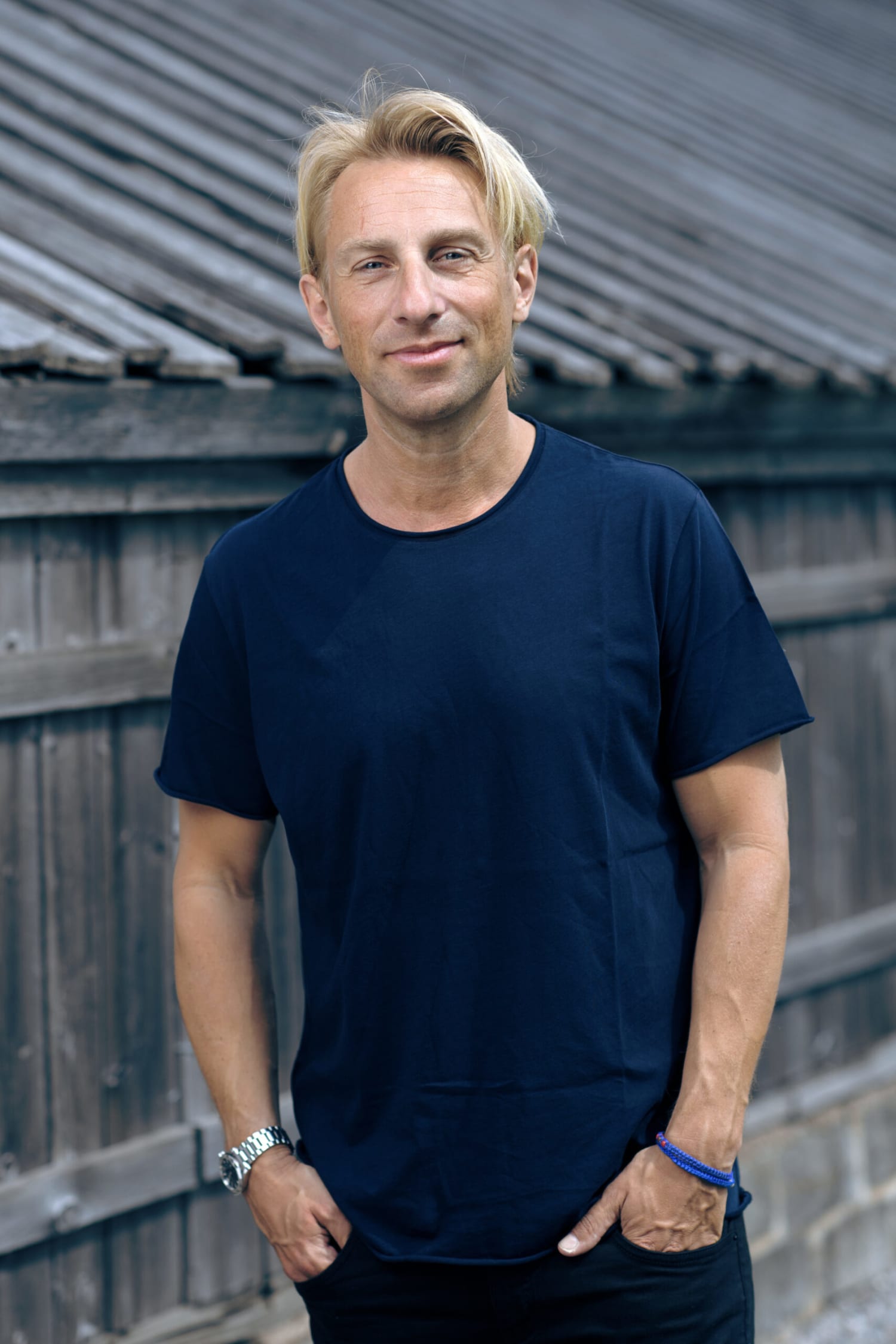 anders hansen headshot in front of fence