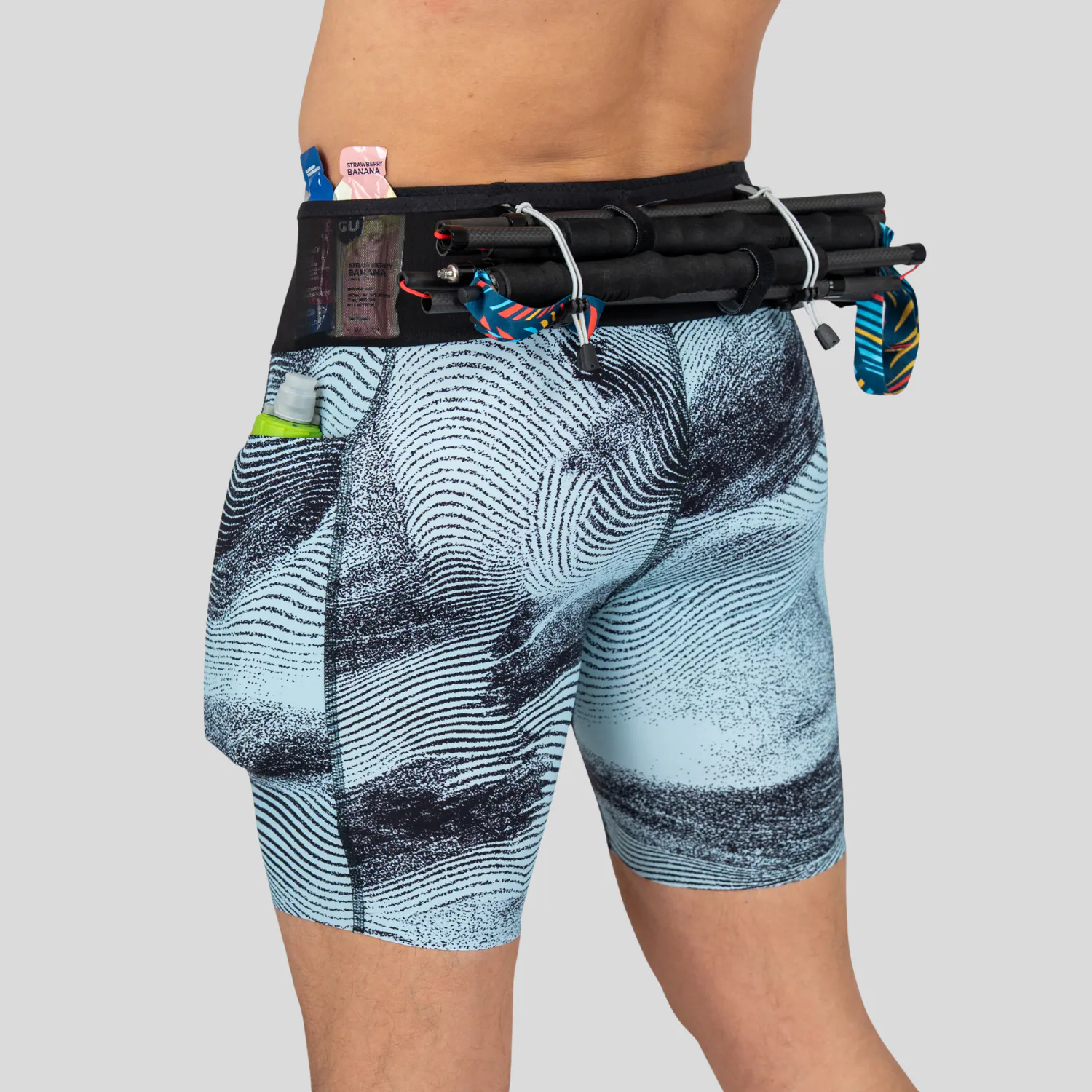 FlipBelt 競速短褲越野版後側收納折疊登山杖，並展示補給收納配置