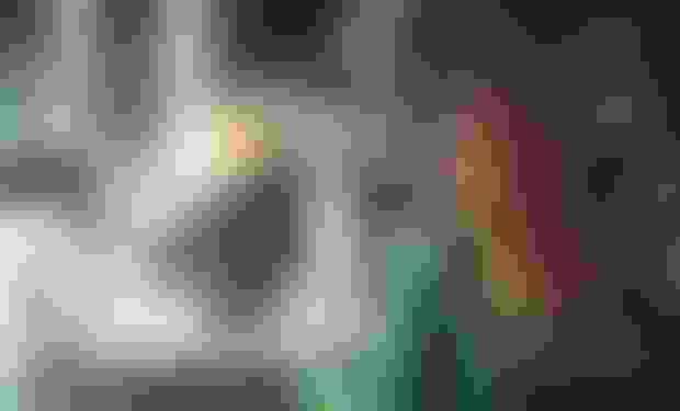 Hotelrezeption, die Ihnen beim Check-in behilflich ist