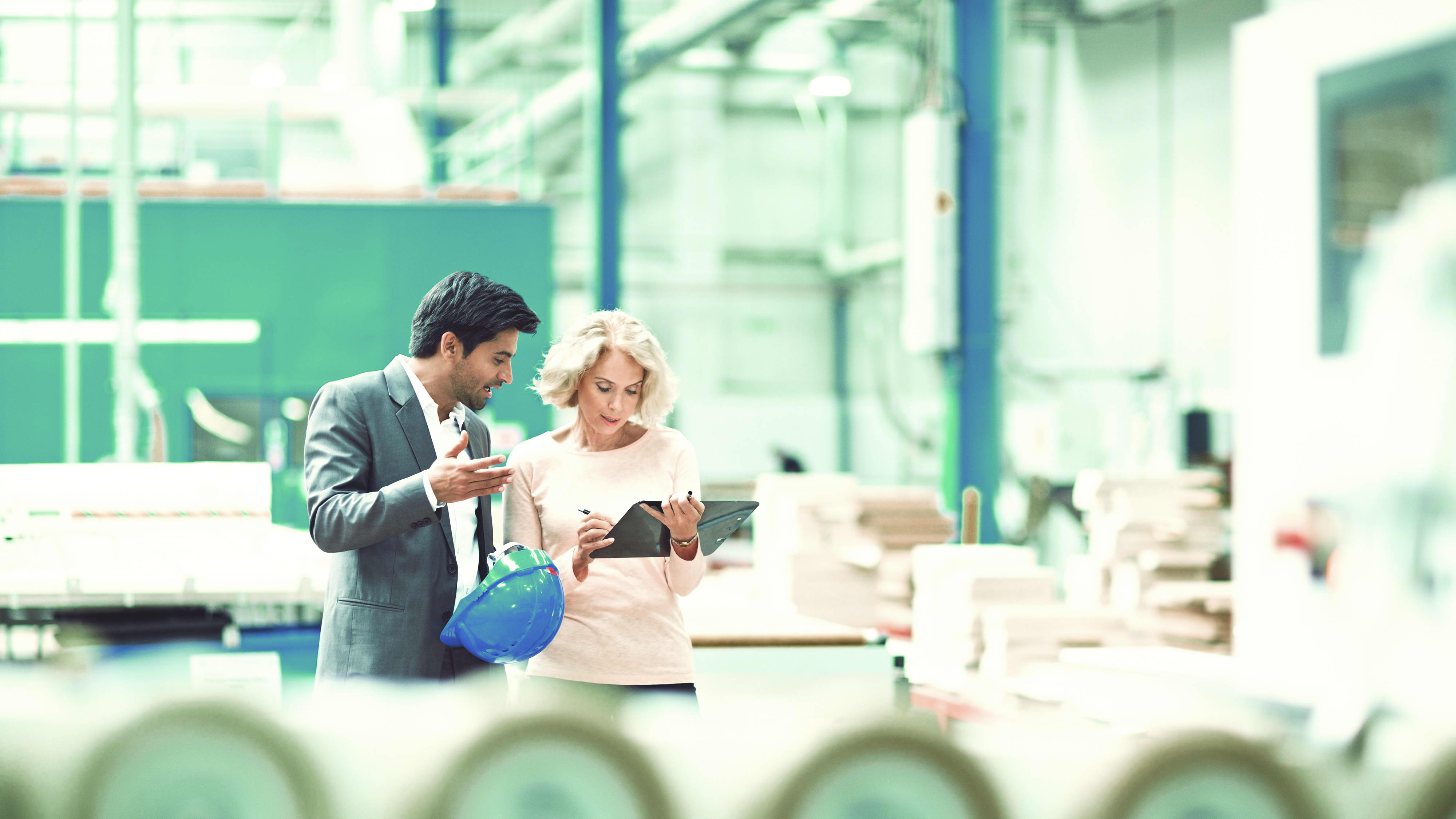 Mann und Frau bei der Produktionsplanung