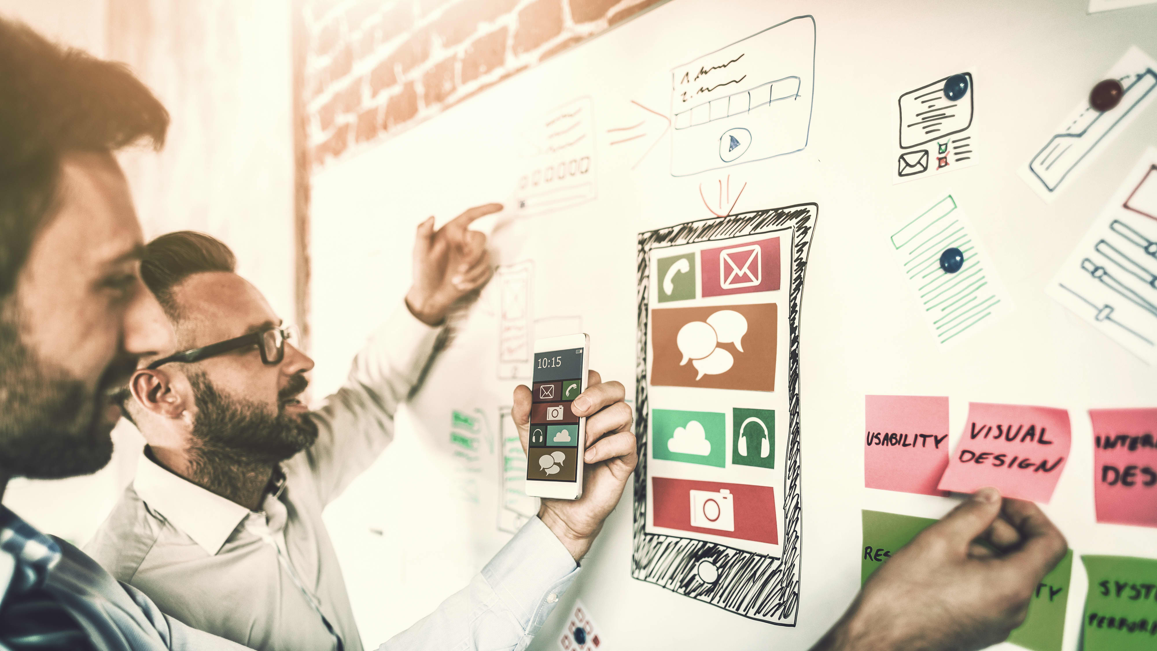 Männer arbeiten an User experience
