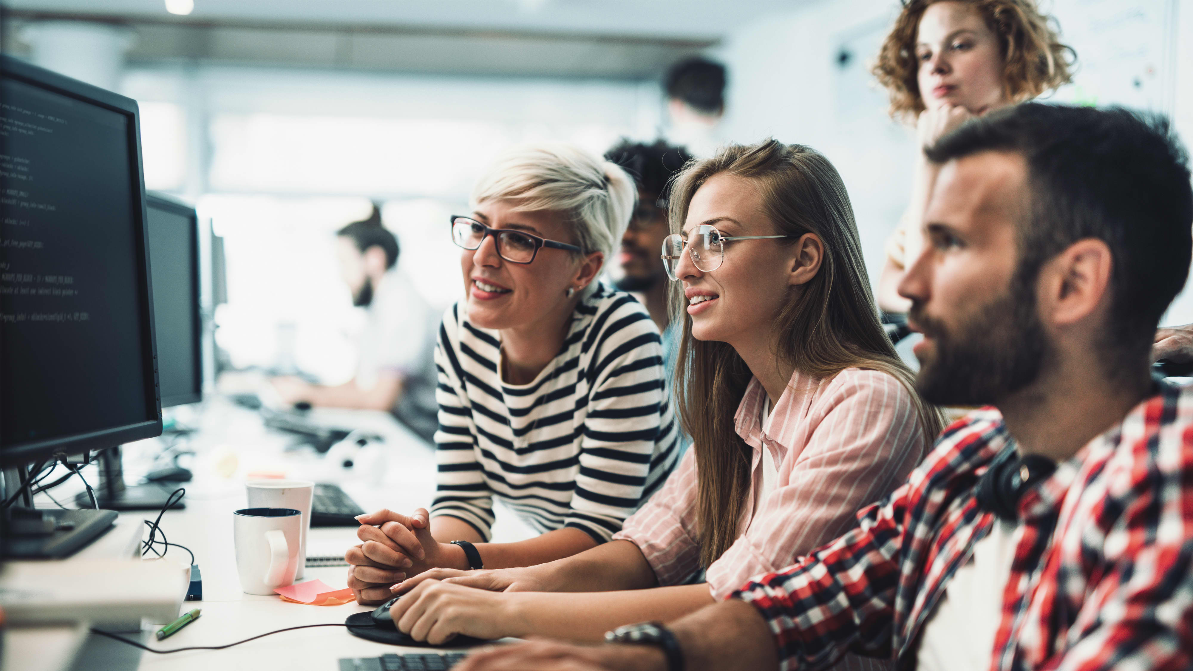 Team arbeitet gemeinsam in Büro