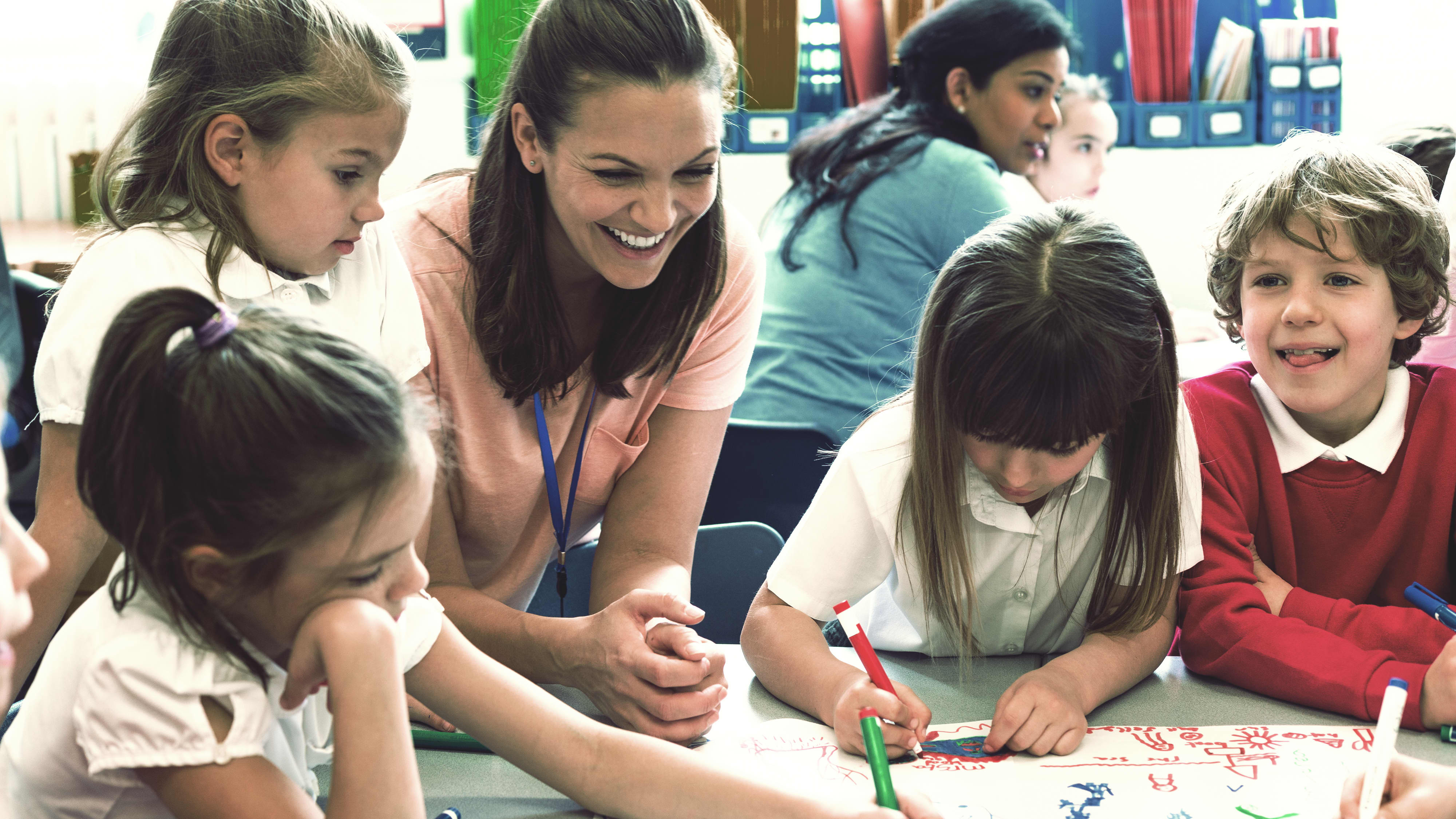 Klasse mit Erzieherin und Kindern