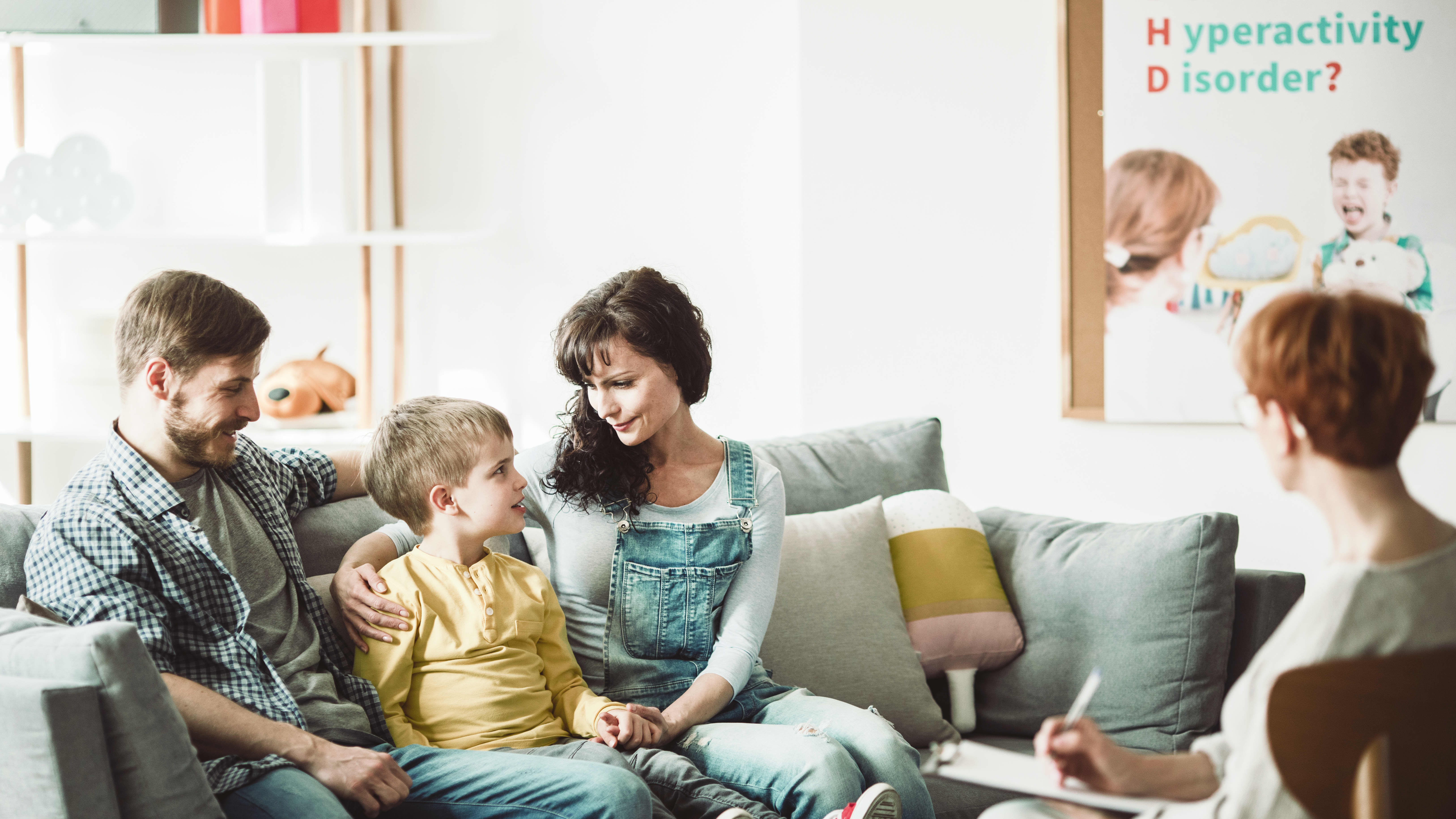 Eltern und Kind in Therapiesitzung