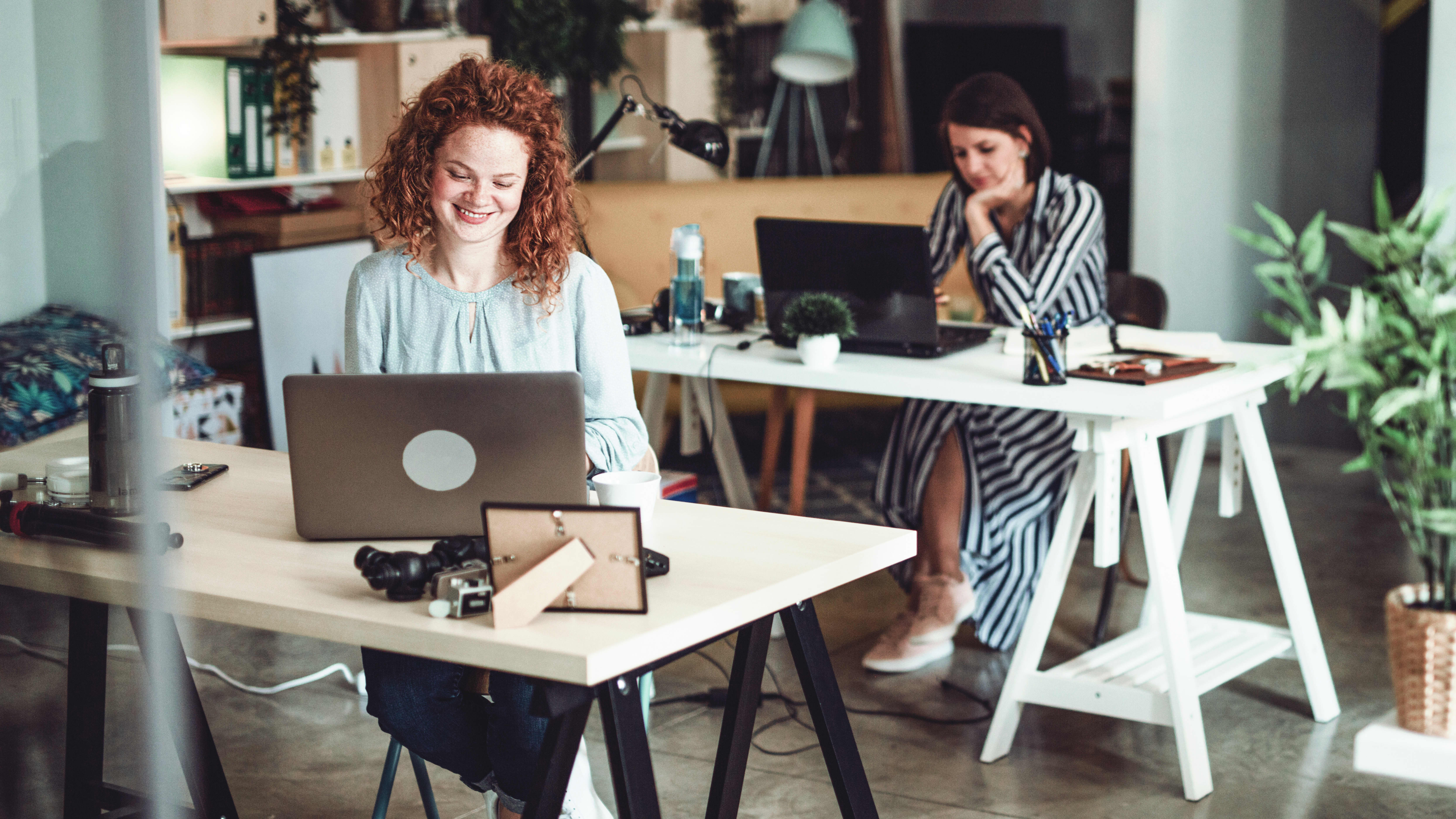 Zwei Frauen arbeiten in Büro am Laptop