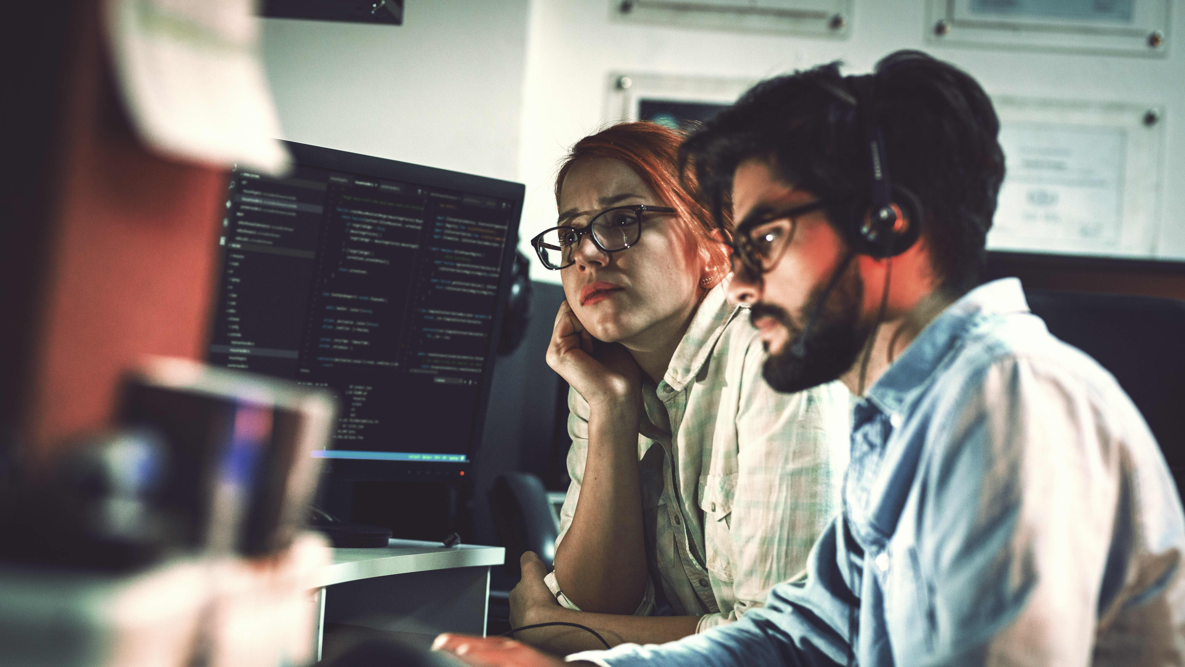 Mann und Frau vor dem Computer