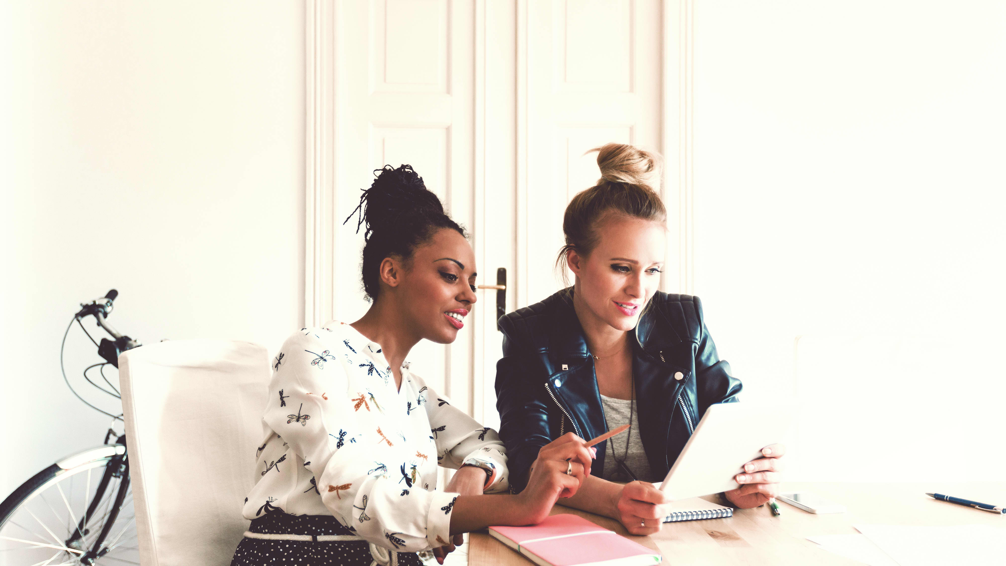 Zwei Frauen arbeiten an Tablet