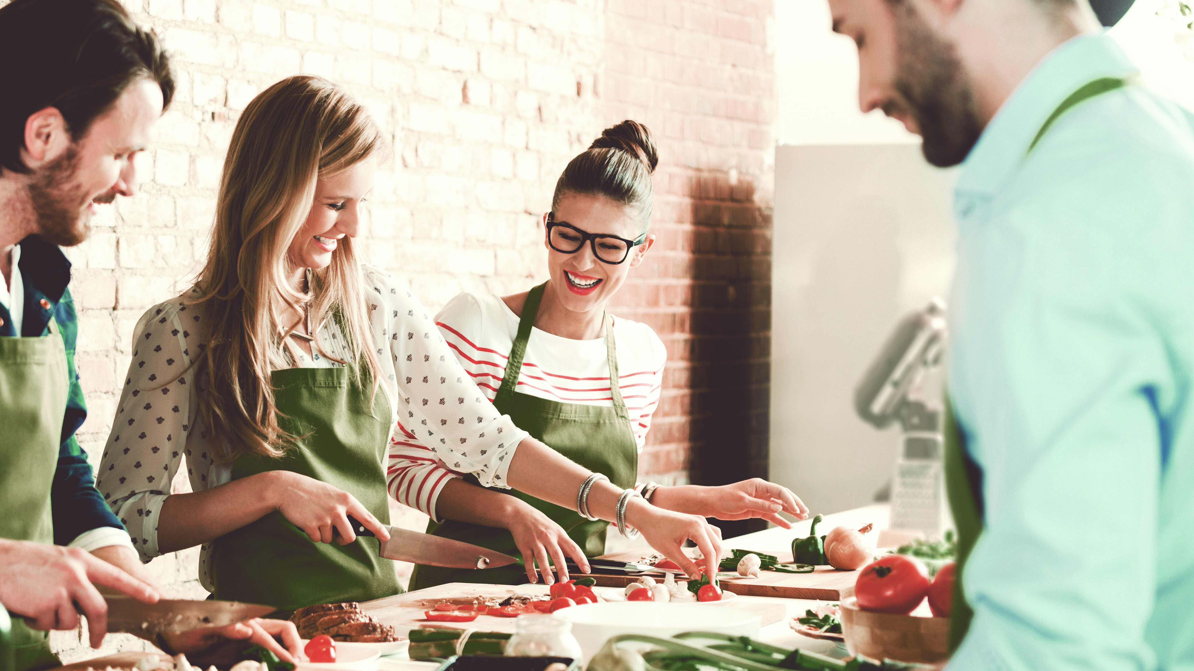 Frauen und Männer, die kochen