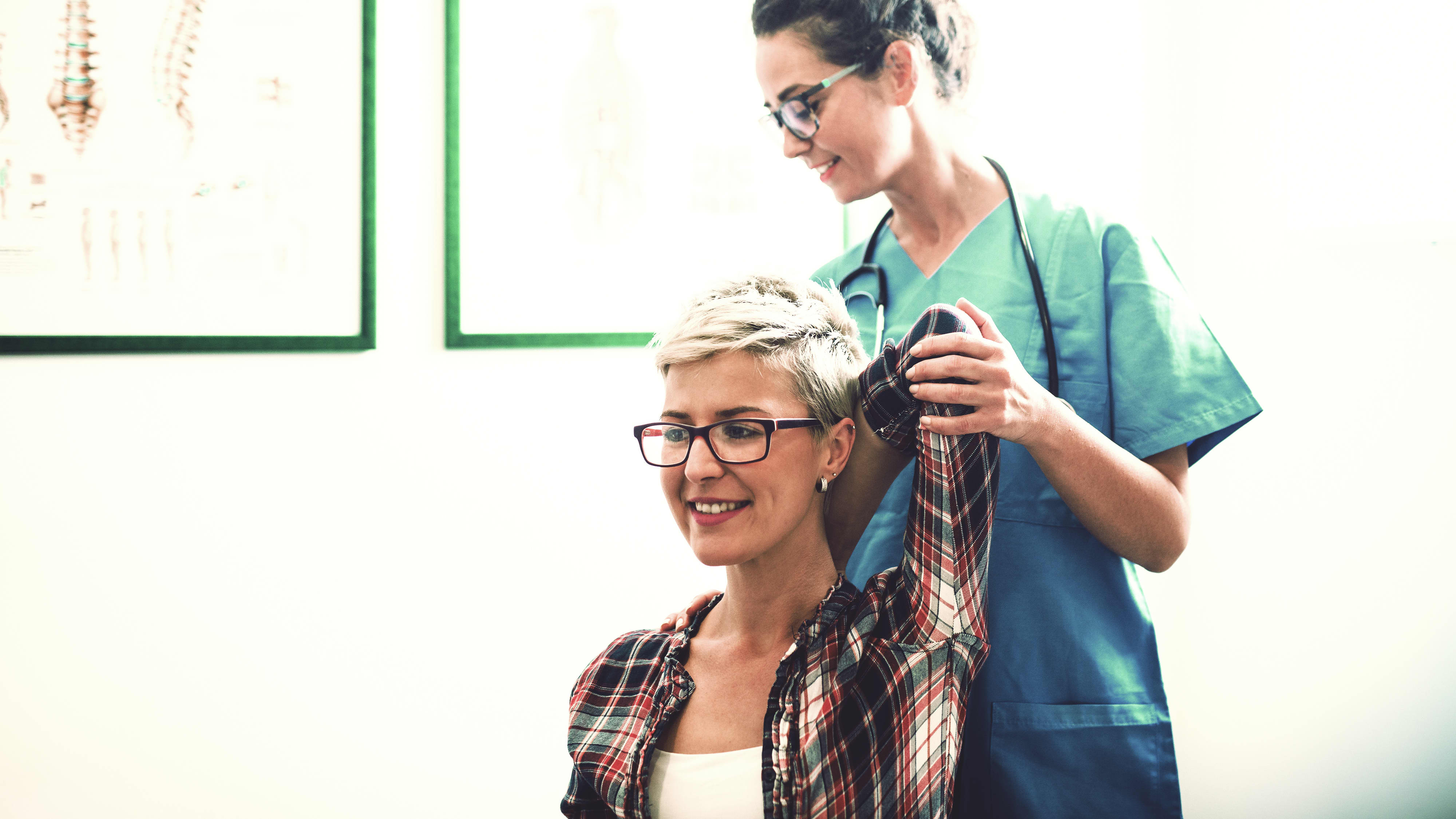 Frau therapiert Patientin