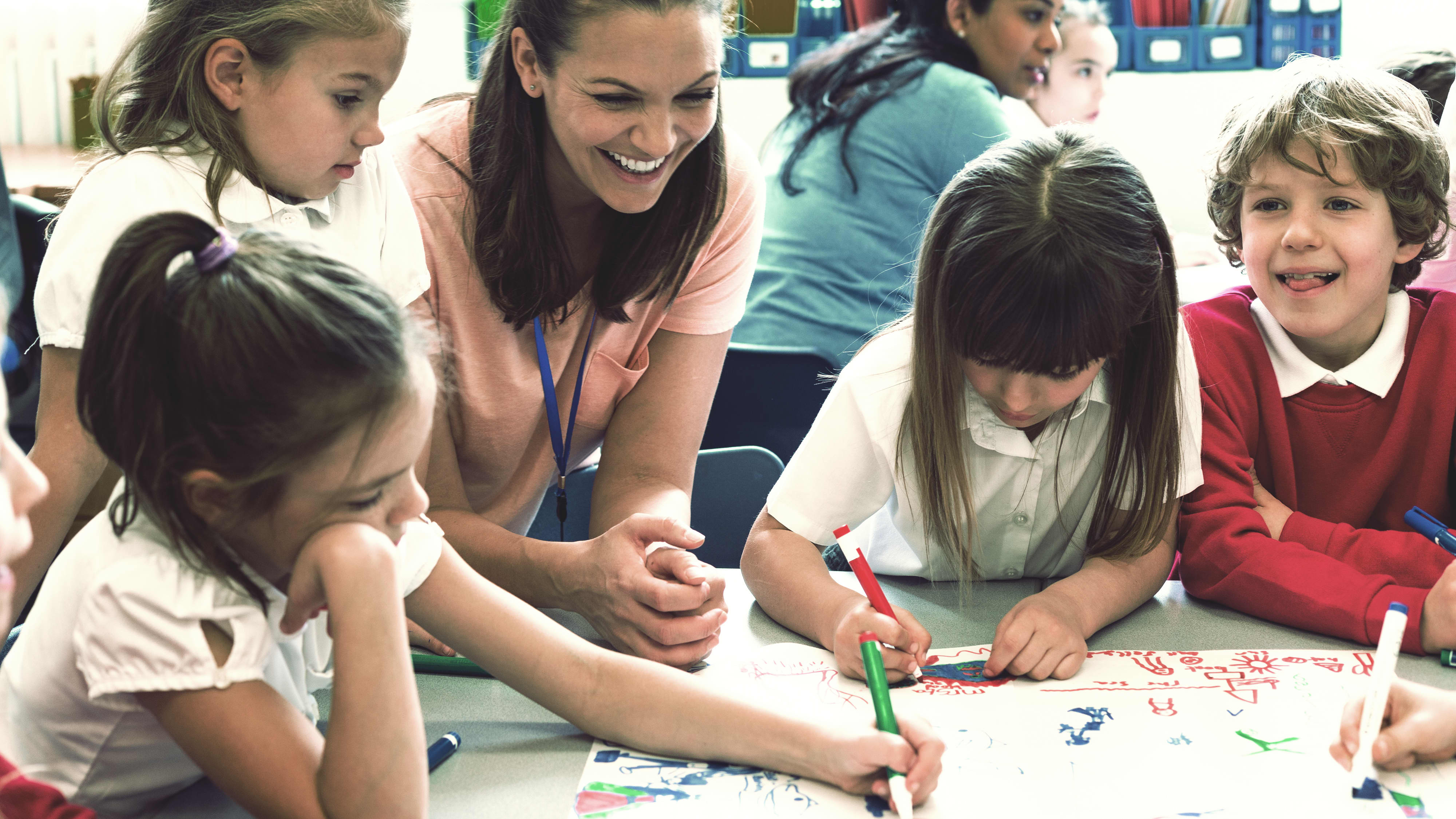 Klasse mit Erzieherin und Kindern