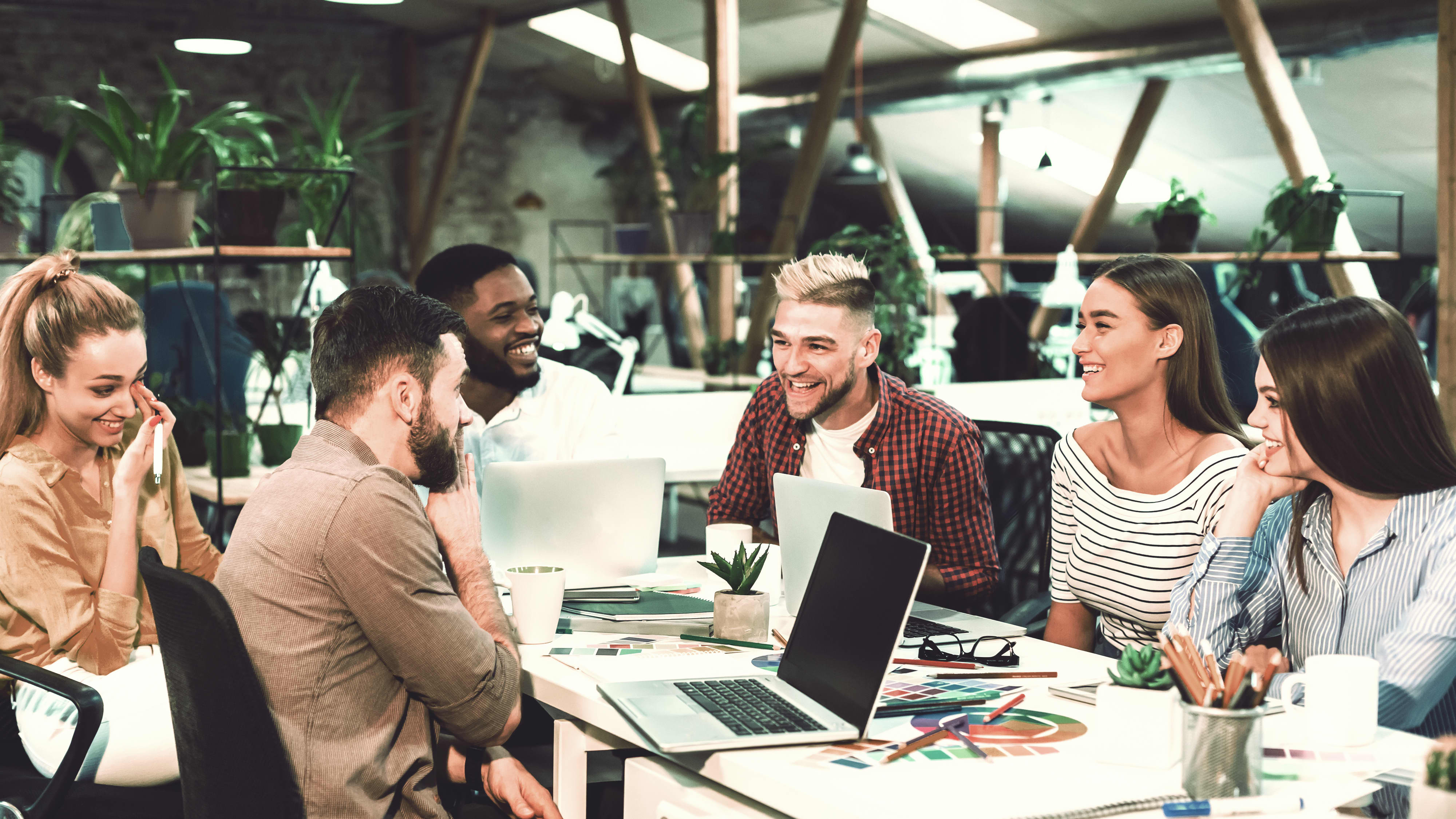 Team diskutiert in modernem Büro