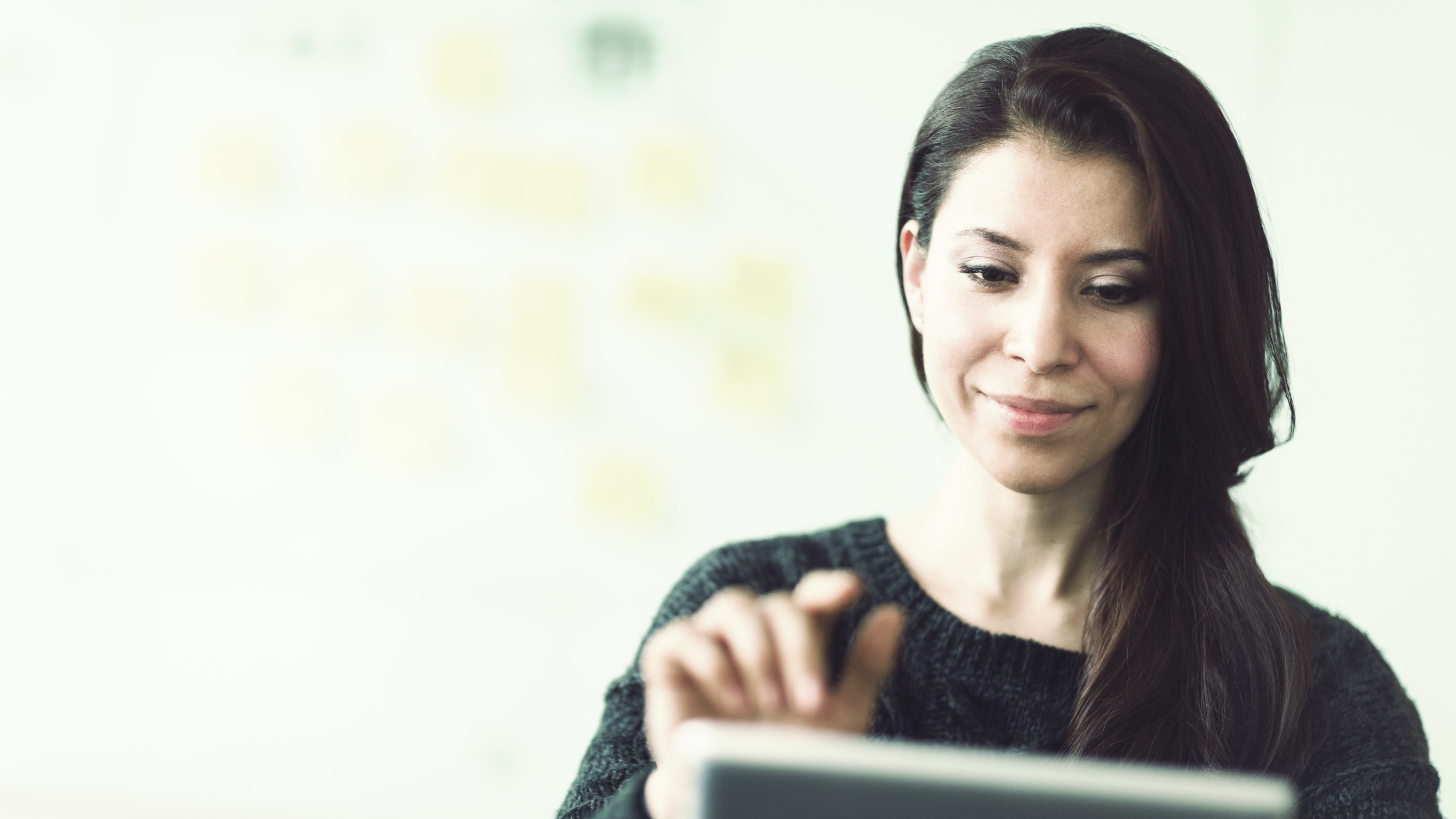 Frau arbeitet an Tablet