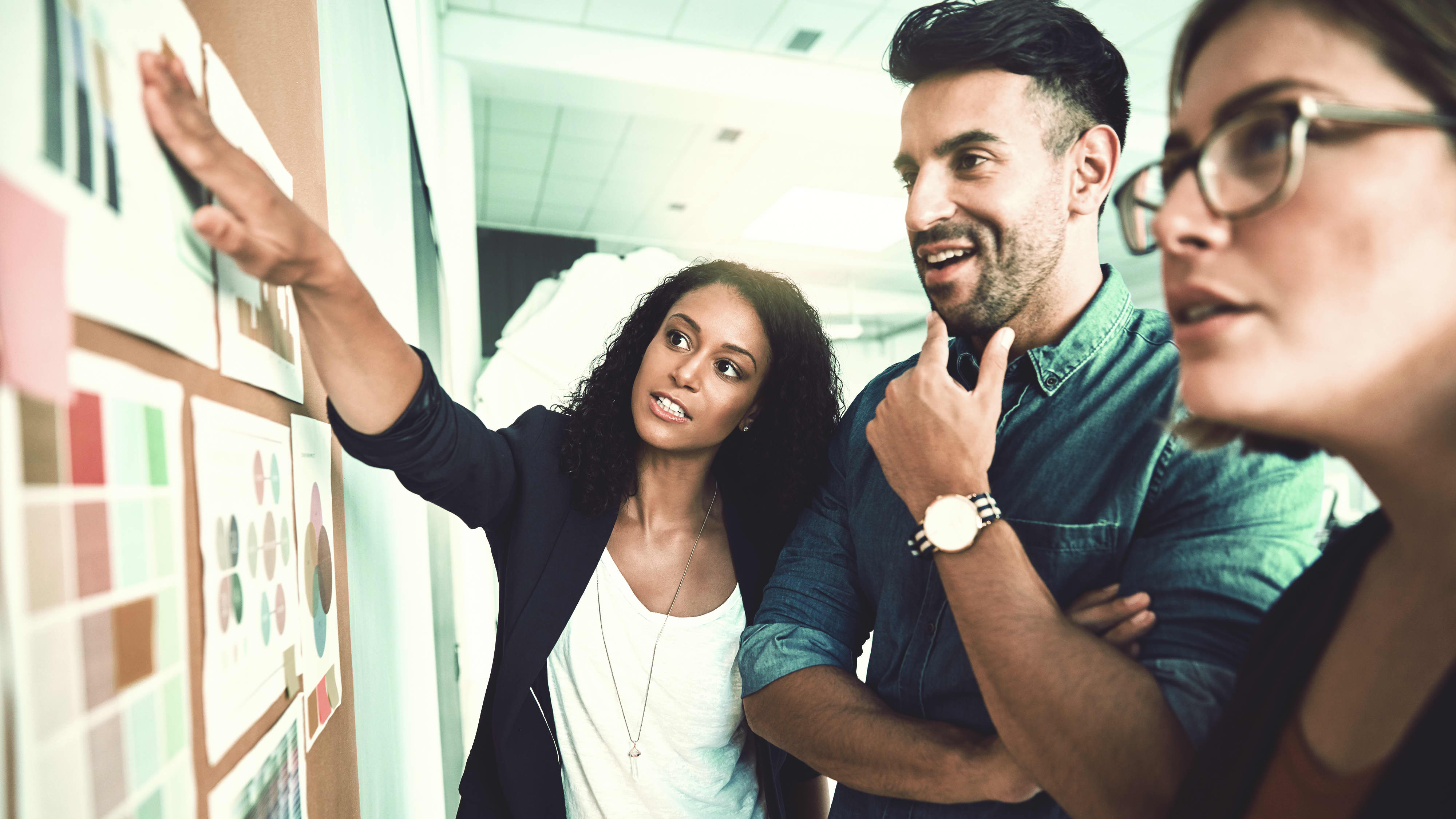 Kolleg*innen bei Brainstorming im Büro