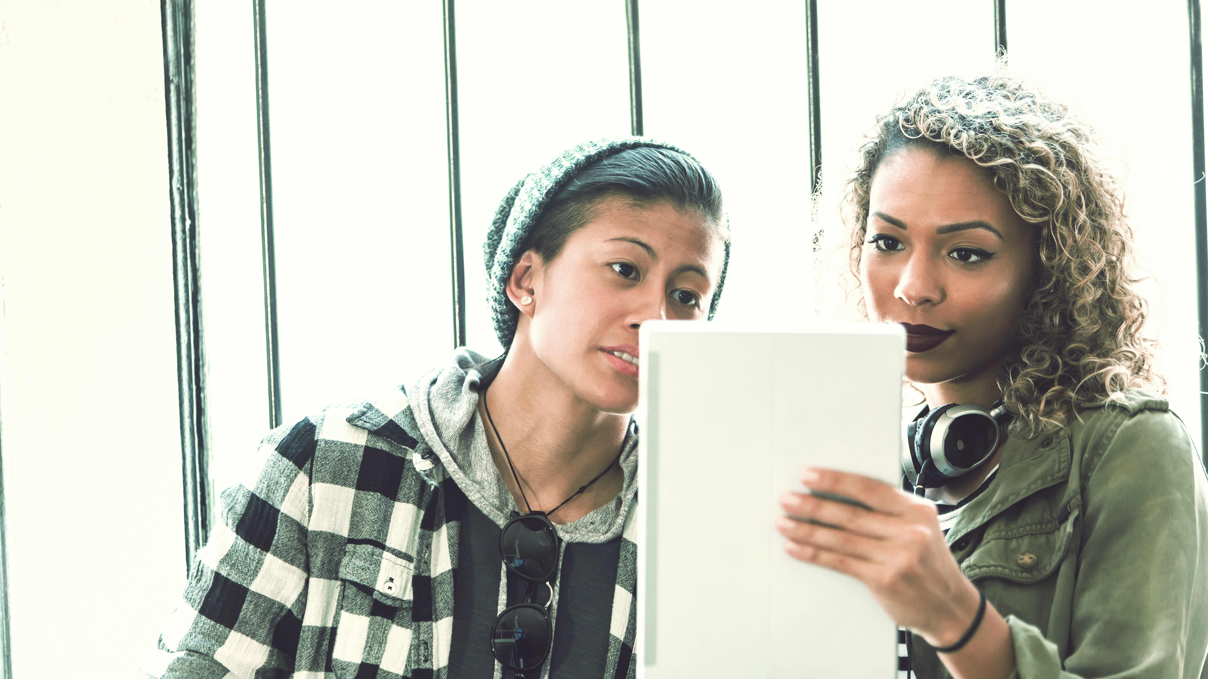 Zwei Frauen schauen in Tablet