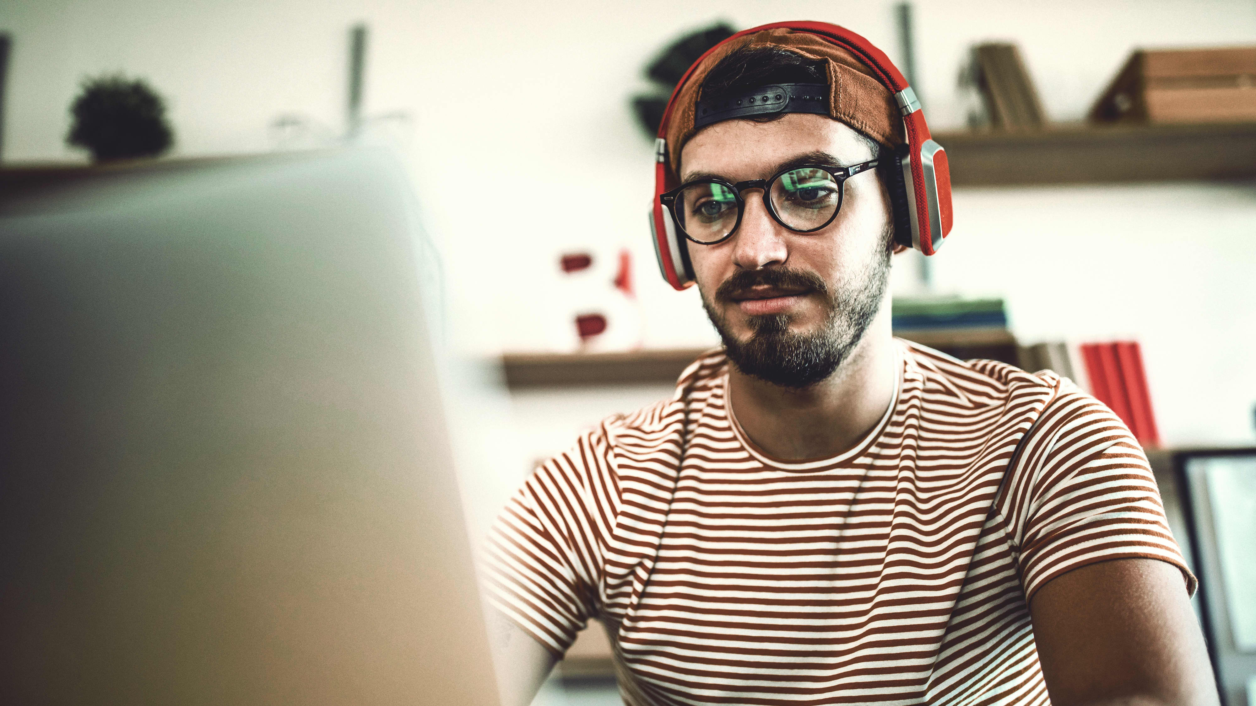 Mann arbeitet an Laptop im Büro