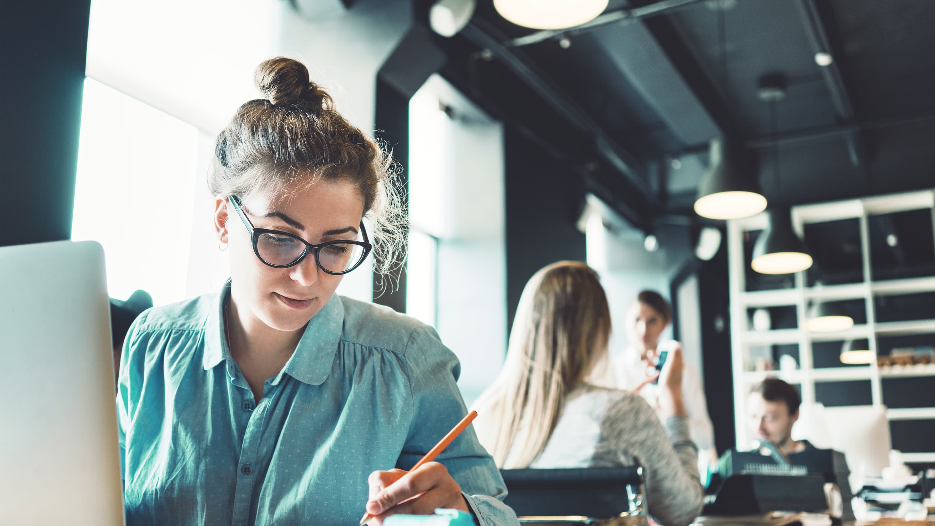 Studium-Tipps - Studentin lernt