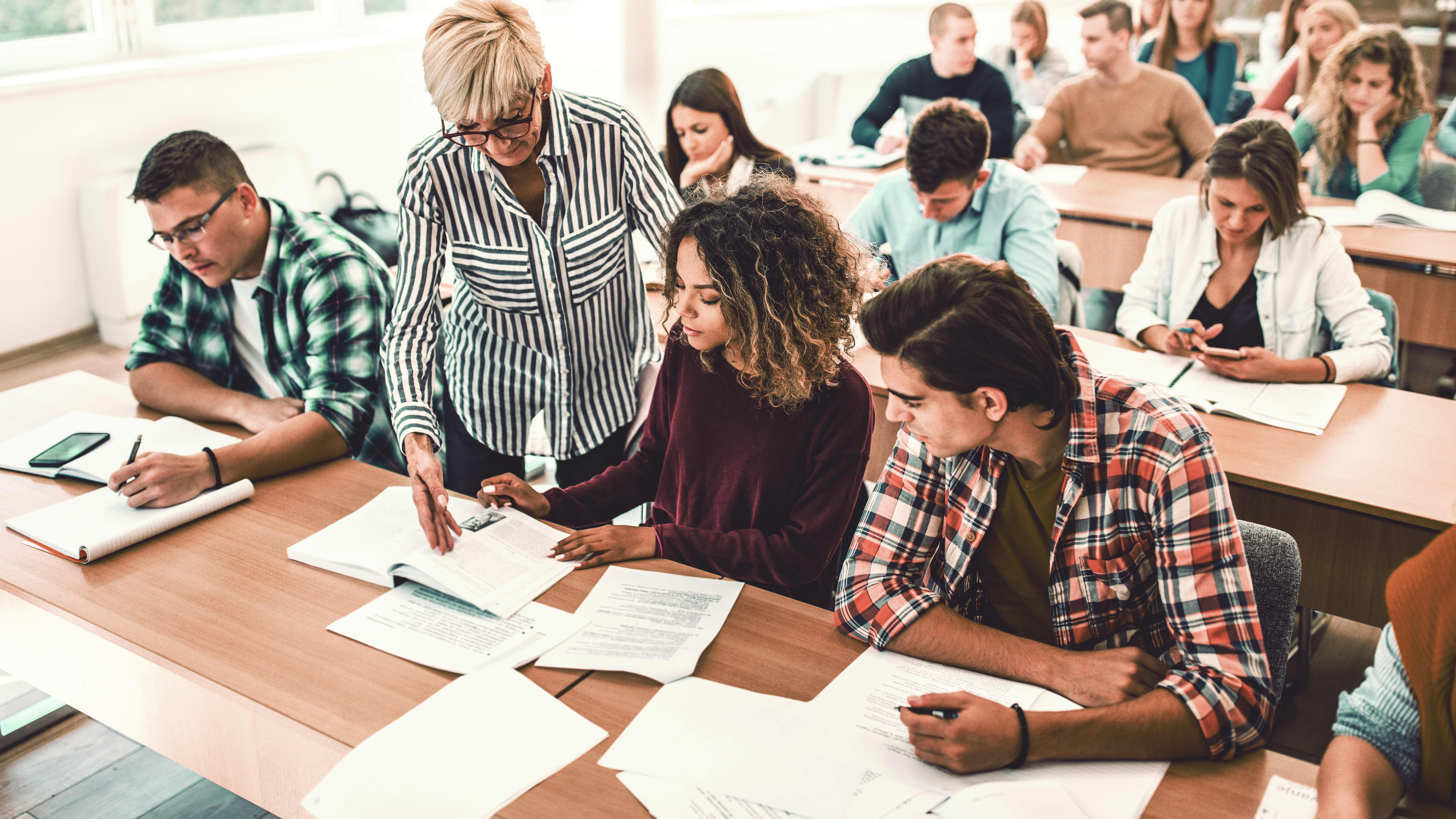 Studentengruppe beim duales Studieren am Campus