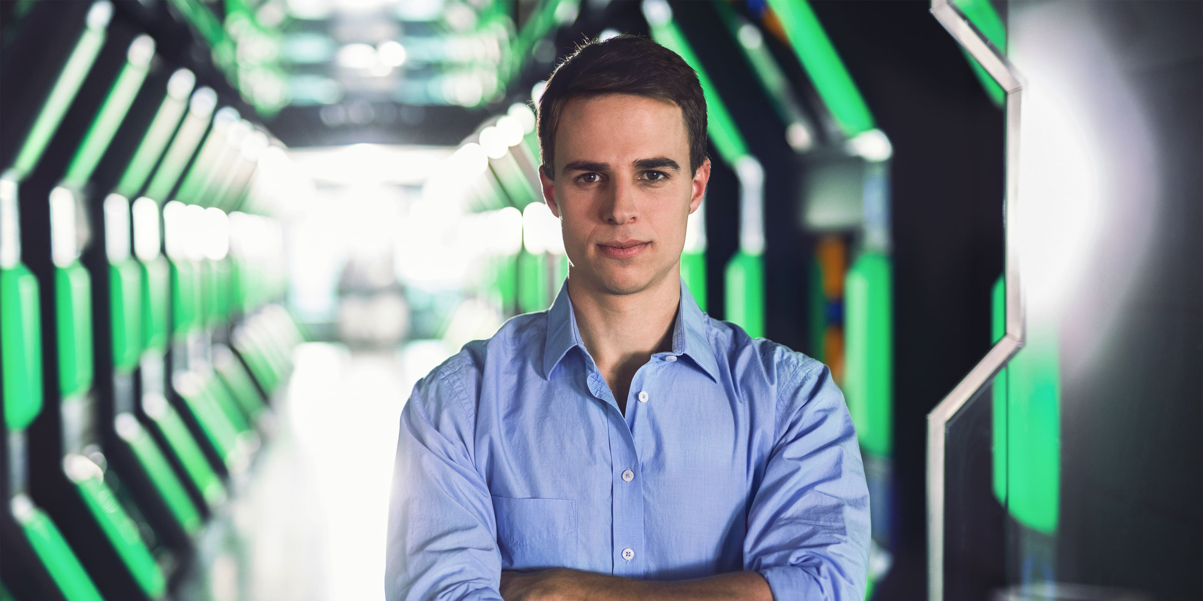 Mann in einer Arena mit verschränkten Armen